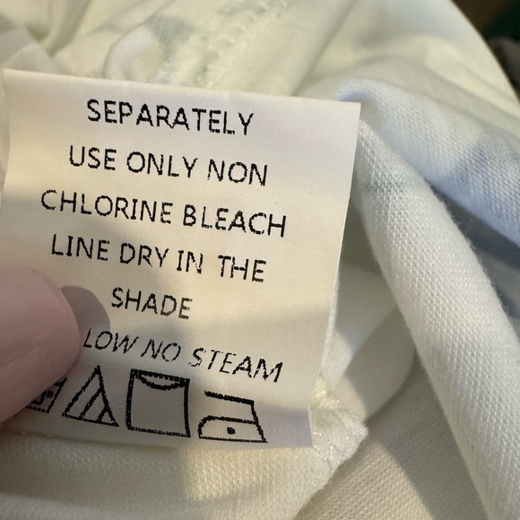 White butterfly design cut out shoulder short sleeve top size XXL - Picture 12 of 12